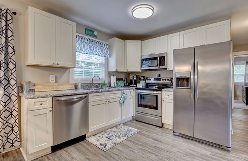 Wilmington Maison | Comfy, family-friendly, dog-friendly, 3 bedroom home with a pool