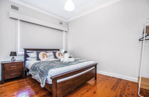 Kingsgrove Maison | Comfy Family Home @ Kingsgrove Sleeps 7 with 2 Bathrooms & Parking