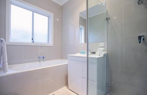Kingsgrove Maison | Comfy Family Home @ Kingsgrove Sleeps 7 with 2 Bathrooms & Parking