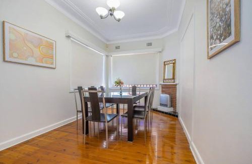 Kingsgrove Maison | Comfy Family Home @ Kingsgrove Sleeps 7 with 2 Bathrooms & Parking