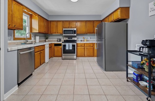 Millard Maison | Comfy Family & Kid Friendly Home - Near I-80 w/ Pool Table & Outdoor Patio