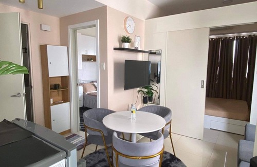 Las Pinas Copropriété | Comfy flexi 1 or 2 BR condo with wifi access. Parking is subject to availability