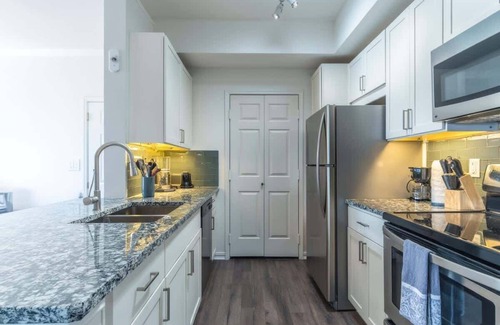 Irving Appartement | Comfy King 1BR | Pool, Gym & Free Parking 05