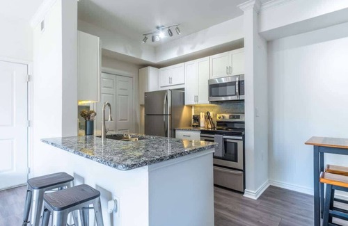 Irving Appartement | Comfy King 1BR | Pool, Gym & Free Parking 05