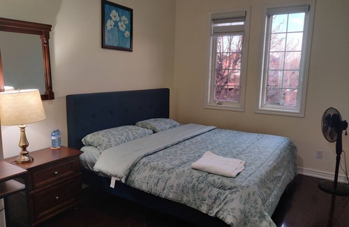 Meadowvale Village Maison | Comfy King size Bedroom in Mississauga near Toronto Pearson Airport.