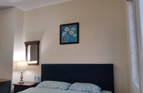 Meadowvale Village Maison | Comfy King size Bedroom in Mississauga near Toronto Pearson Airport.