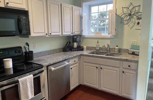 Laconia Copropriété | Comfy lake condo, great location to swim, boat, hike, ski & more!