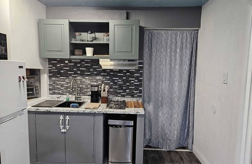 Tropic Palms Appartement | Comfy Luxury Studio Apt. Has it all ! Close to Everything .