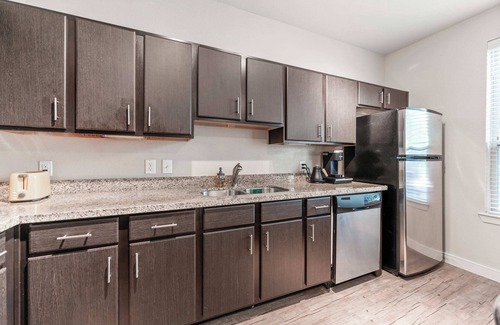 Pleasant Valley Appartement | Comfy SoCo 1BR King Suite w/ GymPickleballLaundry