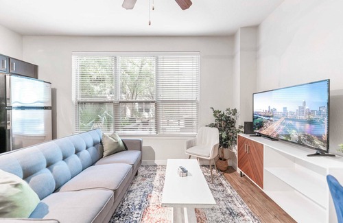 Pleasant Valley Appartement | Comfy SoCo 1BR King Suite w/ GymPickleballLaundry