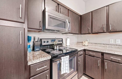 Pleasant Valley Appartement | Comfy SoCo 1BR King Suite w/ GymPickleballLaundry