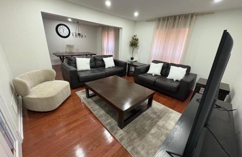 Orangeville Maison | Comfy & Spacious 4BR Family Home with Free Parking, Laundry, BBQ! 10 Min Walk to Headwaters Hospital, 5 Min Drive to Mount Alverno Luxury Resorts, Ideal for Medical, Vacation or Work Stays!