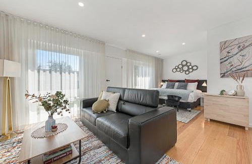 Carnegie Appartement | Comfy Studio with Shared Backyard near Racecourse