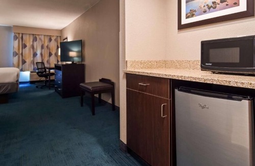Blaine Hôtel | Comfy Suite Near I-70 in Saint Clairsville w/Free Breakfast & Pool!