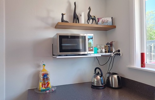 Johnsonville Maison | Comfy & Sunny home in Wellington