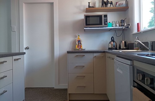 Johnsonville Maison | Comfy & Sunny home in Wellington