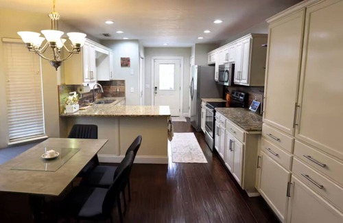 Buena Vista Maison | Comfy Walkable Downtown Nashville Home/Private Fences Yard - 3 Bedrooms 1 Story