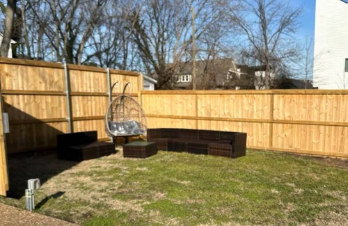 Buena Vista Maison | Comfy Walkable Downtown Nashville Home/Private Fences Yard - 3 Bedrooms 1 Story