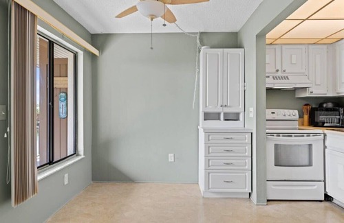 Shell Harbor Copropriété | Comfy Waterfront Condo at Tennisplace, POOL OPEN