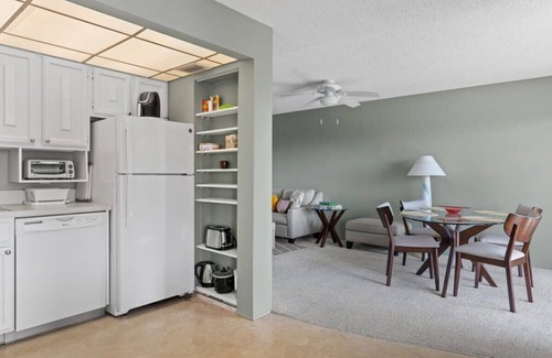 Shell Harbor Copropriété | Comfy Waterfront Condo at Tennisplace, POOL OPEN