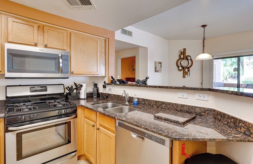 Maryvale Village Copropriété | Sunny First-Floor Phoenix Condo w/ Community Pool