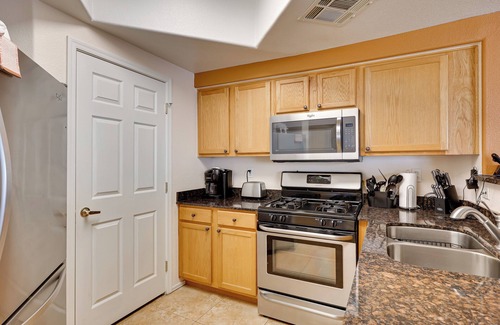 Maryvale Village Copropriété | Sunny First-Floor Phoenix Condo w/ Community Pool
