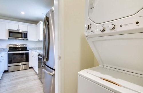 Rehoboth Beach Appartement | Community Pool Access: Rehoboth Beach Unit!
