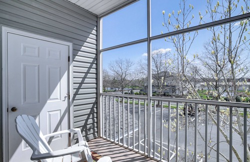Lewes Appartement | Community Pool & Private Balcony: Chic Lewes Gem