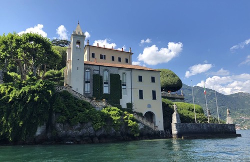 Azzano Appartement | Vue sur le lac de Côme depuis l'oliveraie, le balcon et la piscine