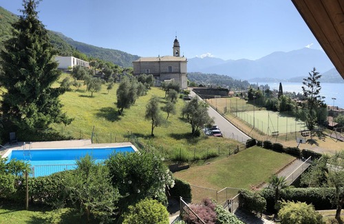Azzano Appartement | Vue sur le lac de Côme depuis l'oliveraie, le balcon et la piscine