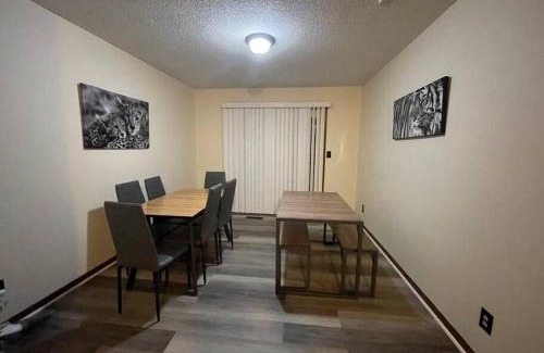 Columbia Maison | ~Como's Finest ~A Home Away From Home ~Sleeps 10 ~