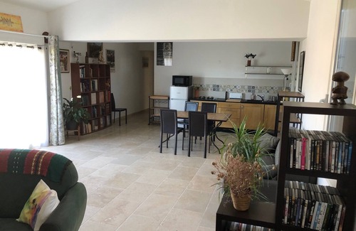 Istres Maison | Logement complet 1er étage d'une maison provençale, vue dégagée sur les étangs