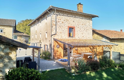 Aixe-sur-Vienne Maison | Gîte complet pour 11 personnes avec jacuzzi, jardin clôturé et animaux acceptés.