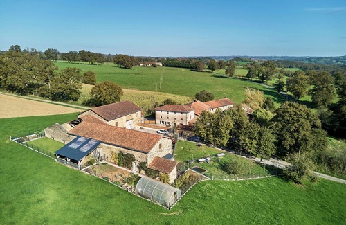 Aixe-sur-Vienne Maison | Gîte complet pour 11 personnes avec jacuzzi, jardin clôturé et animaux acceptés.