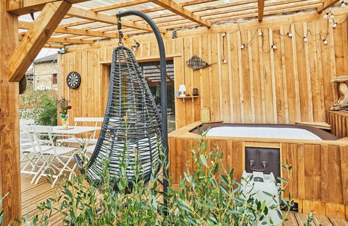 Aixe-sur-Vienne Maison | Gîte complet pour 11 personnes avec jacuzzi, jardin clôturé et animaux acceptés.