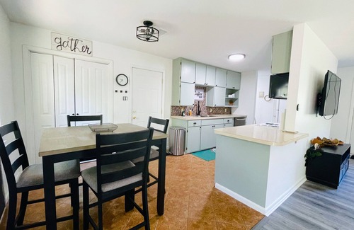 Jacksonville Maison | Complete Home 2.2 miles away from AIR FORCE!
