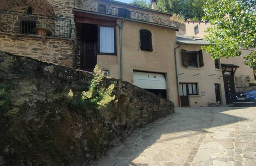 Le Truel Maison | Complete house sleeps 5 In the center of the village of Truel, on the banks of the Tarn river