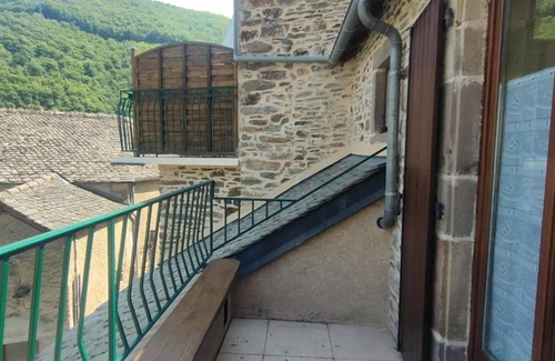Le Truel Maison | Complete house sleeps 5 In the center of the village of Truel, on the banks of the Tarn river