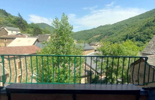 Le Truel Maison | Complete house sleeps 5 In the center of the village of Truel, on the banks of the Tarn river