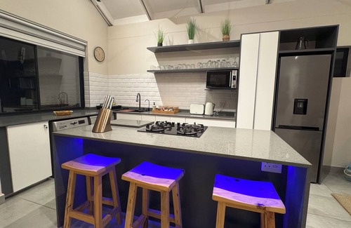 Jeffreys Bay Appartement | Complete, Modern 2 bedroom, 2 bathroom Apartment on the beach