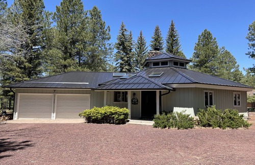 Pinetop Maison | Completely Renovated House w/ 2 Entertaining Areas - Right off the golf course!