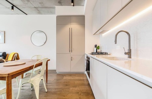 Brunswick Appartement | Concrete Junction Sunny Industrial Balcony Haven