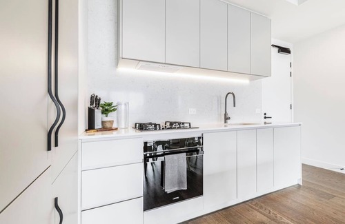 Brunswick Appartement | Concrete Junction Sunny Industrial Balcony Haven