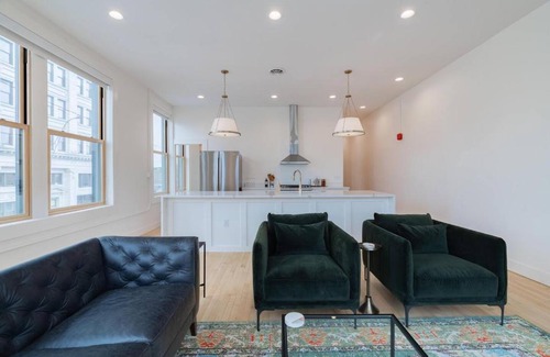 Van Buren Maison | 'condo A' Gallery Suite - Downtown Marion