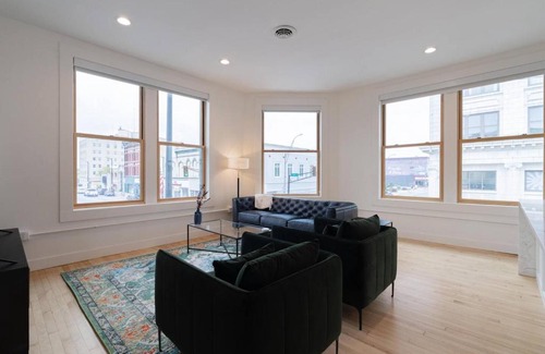 Van Buren Maison | 'condo A' Gallery Suite - Downtown Marion