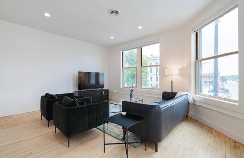 Van Buren Maison | 'condo A' Gallery Suite - Downtown Marion