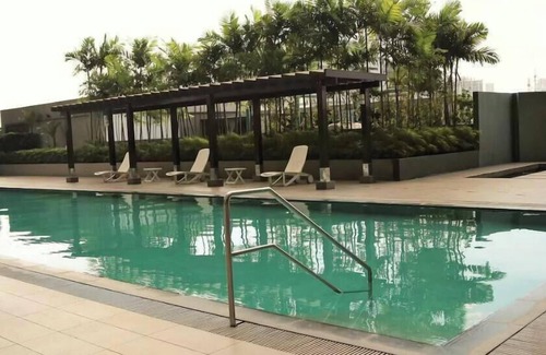 Highway Hills Appartement | Condo devant le centre commercial Shangrila, le long de Shaw