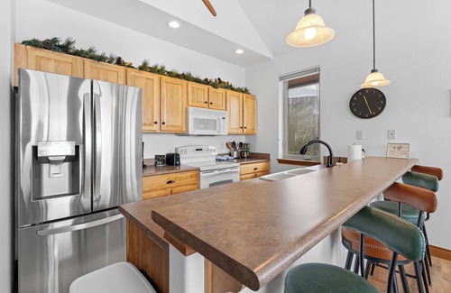 Willow Grove Maison | Condo Near Ski Resorts w/ Stunning Mountain Views & Shared Hot Tub!