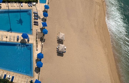 Club Deportivo Copropriété | Condo Velero y Galeon offers a outdoor pool and a private beach!