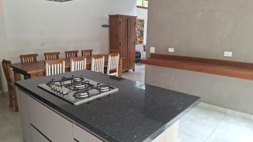 Maresias Maison | Condominio Vila dos Tucanos Canto Moreira 1 quadra da praia , 4 quartos , 3 banheiros ,q tenis, piscina , churrasqueira privativa ,portaria 24 hs